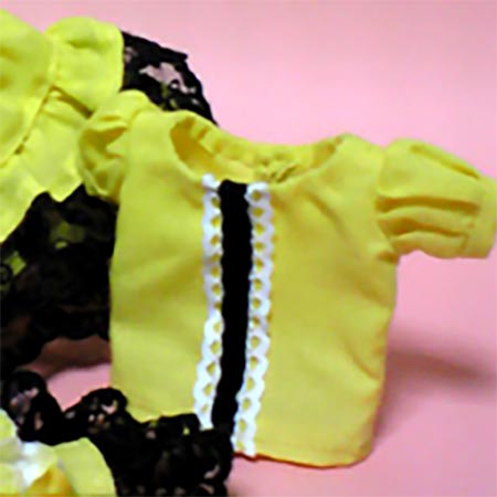 黄色のブラウスとスカート